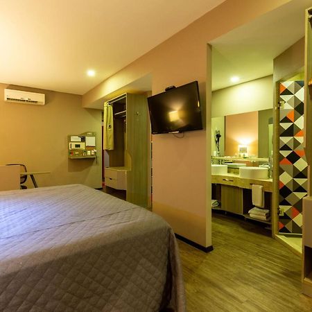Hotel Glow Point - Mulza León Buitenkant foto