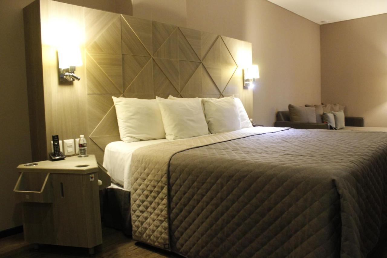 Hotel Glow Point - Mulza León Buitenkant foto