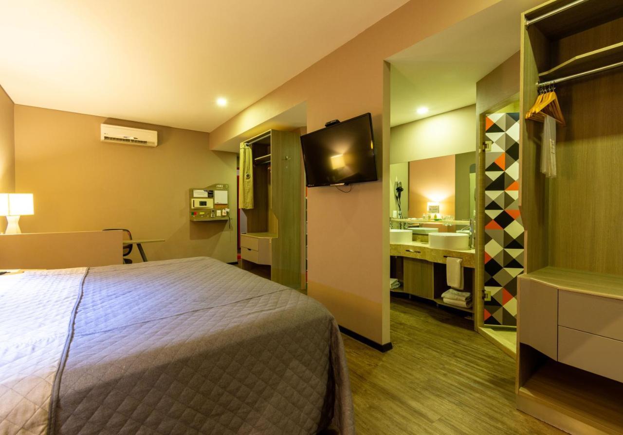 Hotel Glow Point - Mulza León Buitenkant foto