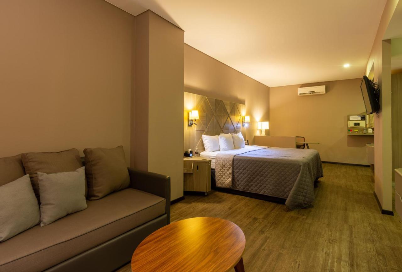 Hotel Glow Point - Mulza León Buitenkant foto