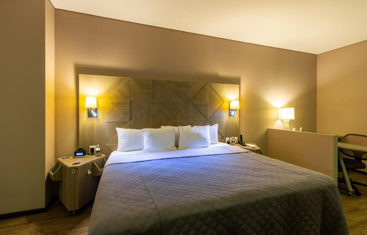 Hotel Glow Point - Mulza León Buitenkant foto